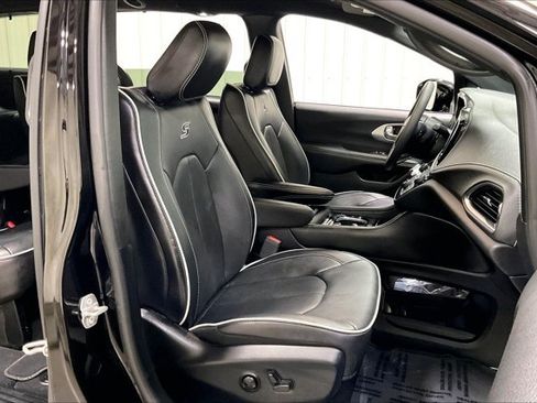 Used 2025 Chrysler Pacifica Limited FWD image 7