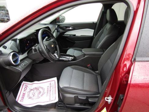 Used 2025 Chevrolet Trax LT w/ LT Convenience Package FWD image 20