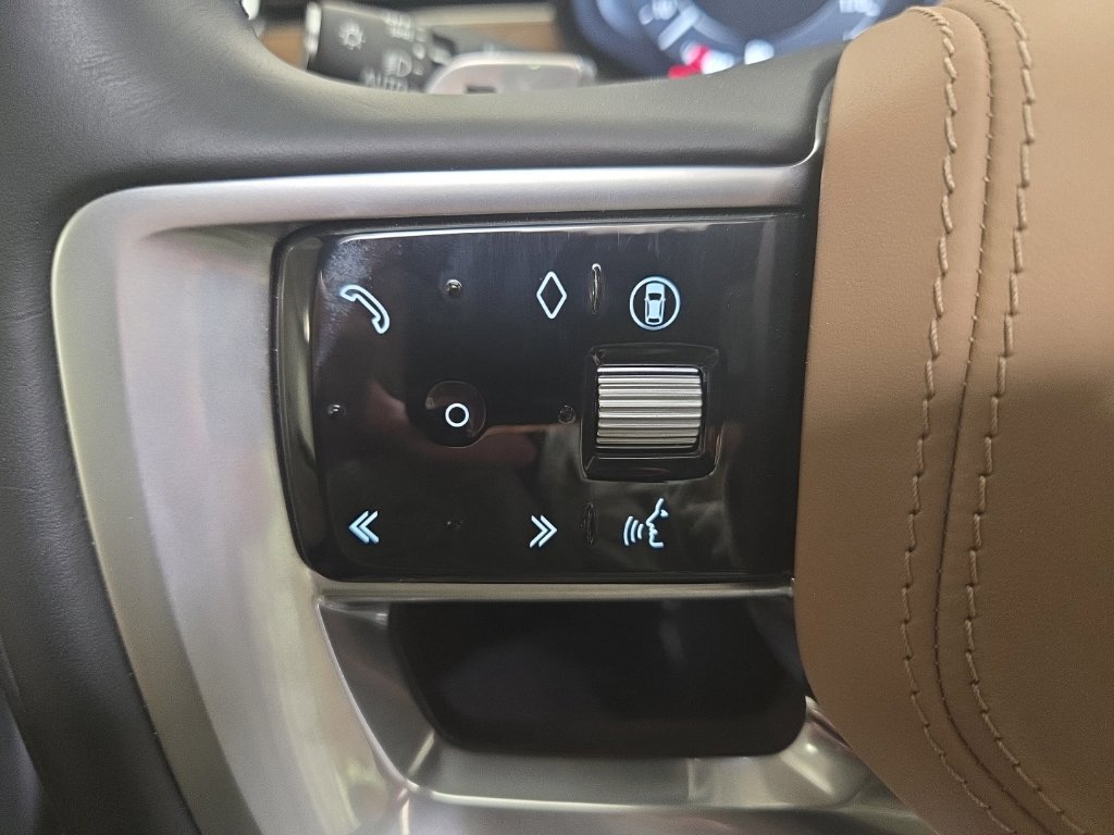 Certified 2025 Land Rover Range Rover SE AWD/4WD image 12