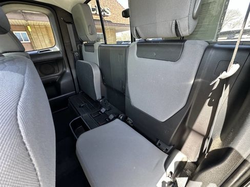Used 2018 Toyota Tacoma SR5 AWD/4WD image 11