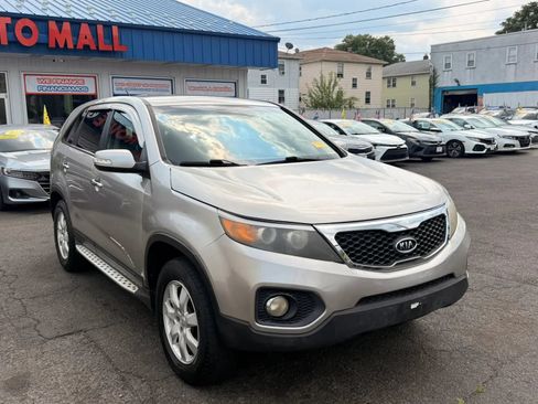 Used 2013 Kia Sorento LX w/ Value Pkg FWD image 2