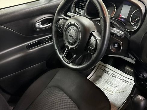 Used 2020 Jeep Renegade Altitude FWD image 23