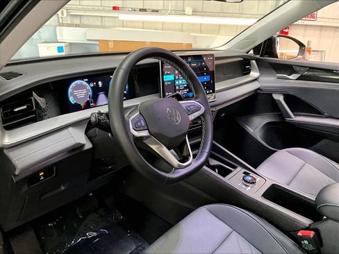 Used 2025 Volkswagen Tiguan SE w/ Panoramic Sunroof Package image 16