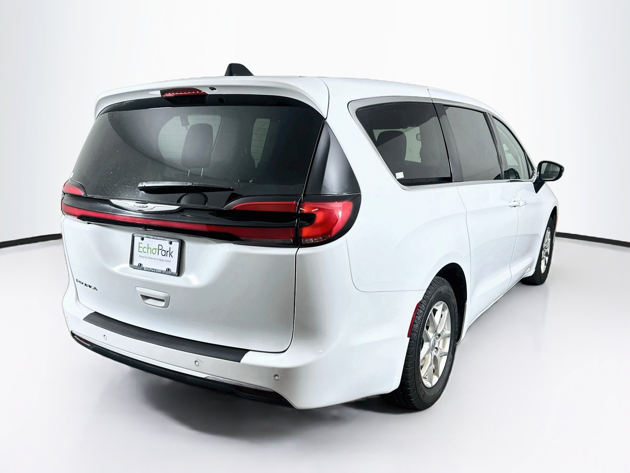 Used 2024 Chrysler Pacifica Touring-L FWD image 9