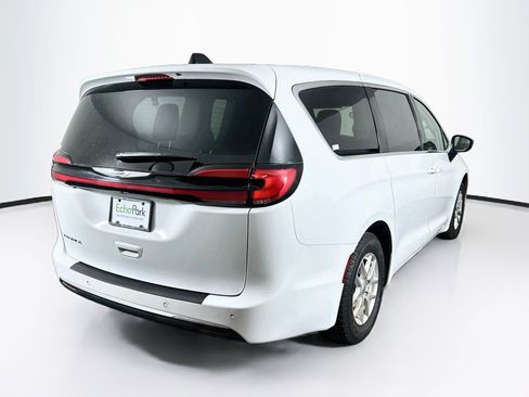 Used 2024 Chrysler Pacifica Touring-L FWD image 9