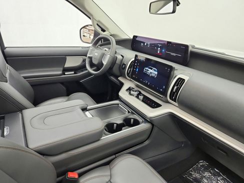 Used 2025 Ford Expedition Active AWD/4WD image 21