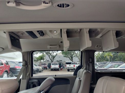 Used 2014 Chrysler Town & Country Touring-L w/ Driver Convenience Group FWD image 20