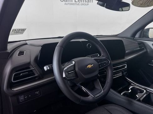 Used 2025 Chevrolet Traverse LT image 11