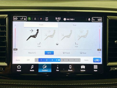 Used 2024 Chrysler Pacifica Limited FWD image 9