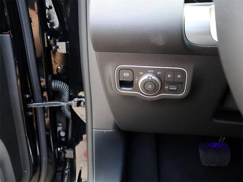 New 2025 Mercedes-Benz GLB 250 4MATIC image 36