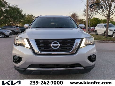Used 2020 Nissan Pathfinder SL image 3