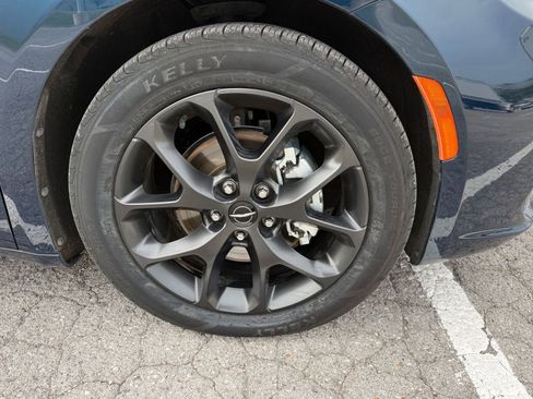 Used 2025 Chrysler Pacifica Limited image 35