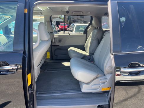 Used 2012 Toyota Sienna XLE w/ Premium Pkg FWD image 12