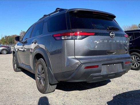 Used 2024 Nissan Pathfinder SV image 4