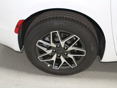 New 2027 Chrysler Pacifica Limited AWD/4WD image 5