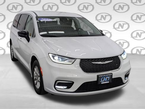 Used 2024 Chrysler Pacifica Touring-L FWD image 22