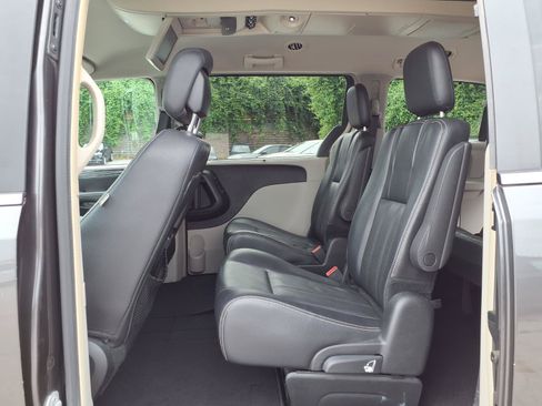 Used 2015 Chrysler Town & Country Touring-L w/ Driver Convenience Group FWD image 23