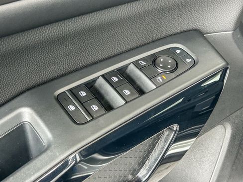 Used 2025 Nissan Pathfinder SV FWD image 25