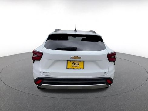 Used 2025 Chevrolet Trax LT FWD image 12