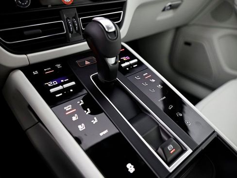 New 2026 Porsche Macan image 38