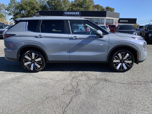 New 2025 Mitsubishi Outlander SE image 2