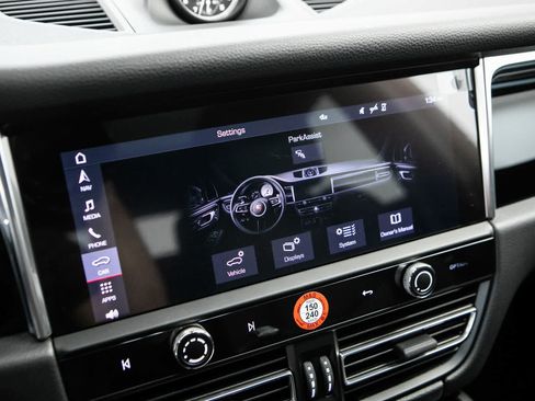 Certified 2025 Porsche Macan AWD/4WD image 15
