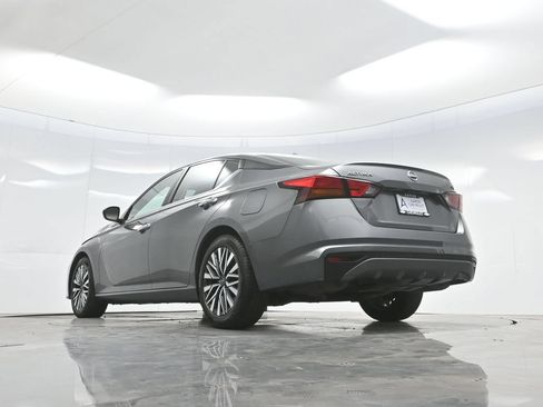 Used 2024 Nissan Altima 2.5 SV FWD image 61