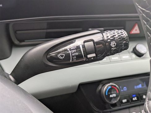 New 2025 Hyundai Elantra Limited image 25