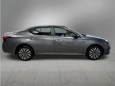 Used 2024 Nissan Altima 2.5 SV AWD/4WD image 6
