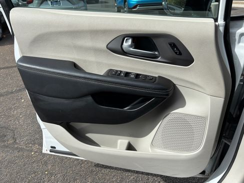 Used 2024 Chrysler Pacifica Touring-L FWD image 11