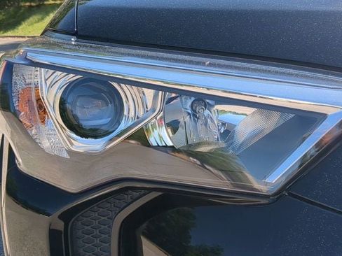 Used 2022 Toyota 4Runner SR5 AWD/4WD image 9