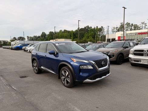 Used 2023 Nissan Rogue Platinum FWD image 3