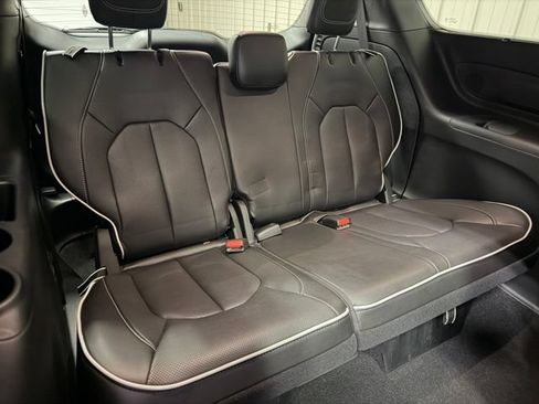 Used 2025 Chrysler Pacifica Limited AWD/4WD image 25