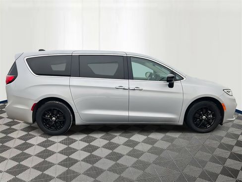 Used 2024 Chrysler Pacifica Touring-L image 6