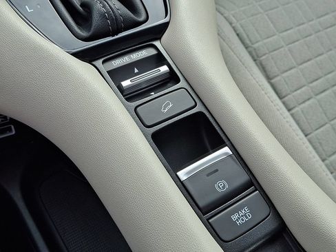 Certified 2023 Honda HR-V LX image 25