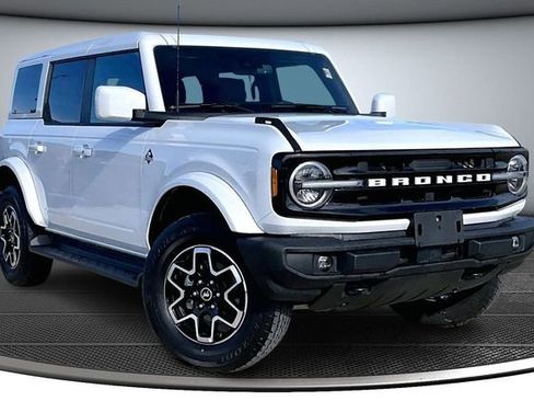 Used 2025 Ford Bronco Outer Banks image 3