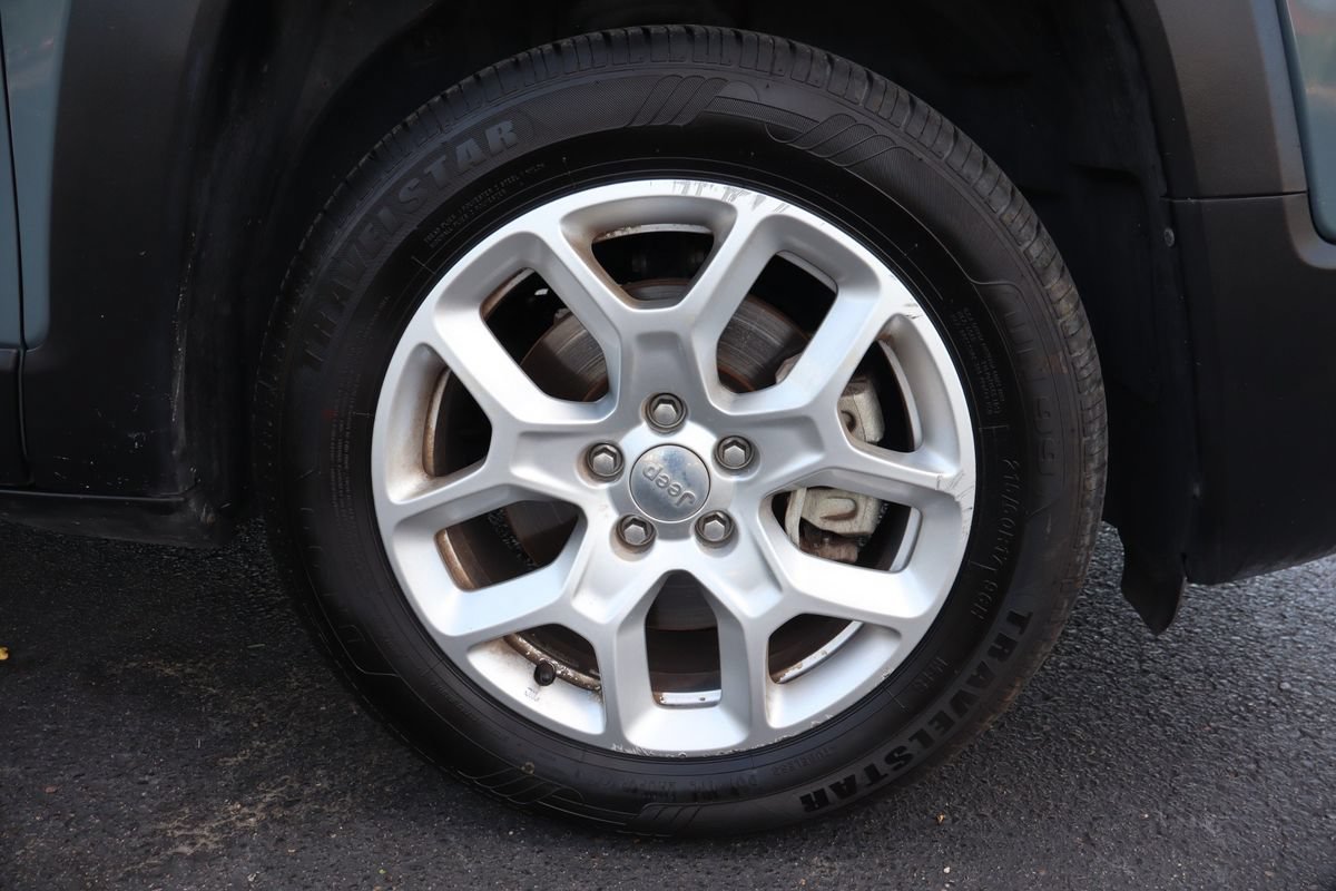 Used 2018 Jeep Renegade Latitude FWD image 43
