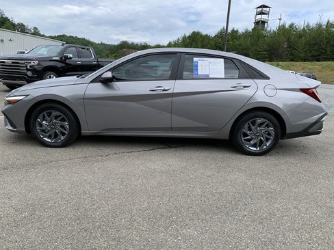 Used 2024 Hyundai Elantra SEL FWD image 4
