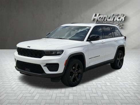 Used 2023 Jeep Grand Cherokee Altitude AWD/4WD image 5