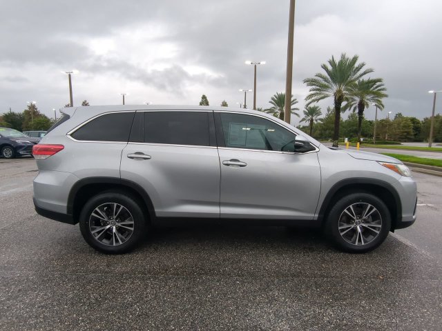 Used 2019 Toyota Highlander LE FWD image 3