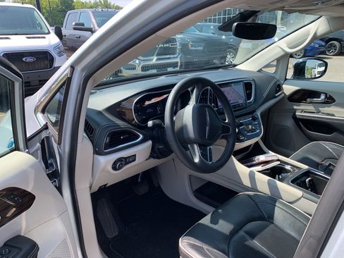Used 2023 Chrysler Pacifica Limited FWD image 5