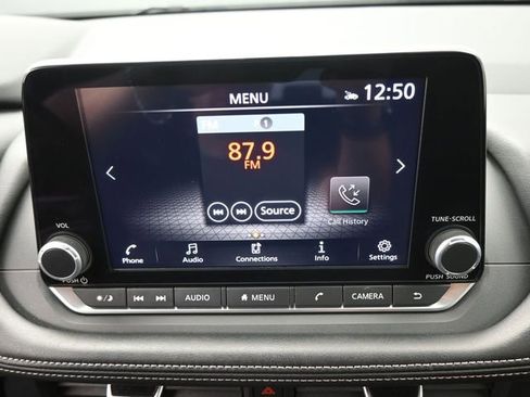 Used 2025 Nissan Rogue SV image 3