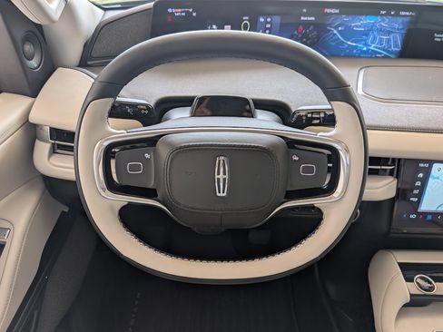 Used 2025 Lincoln Navigator Reserve AWD/4WD image 25