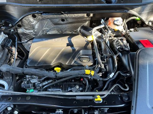 Used 2025 Chevrolet Trax LT image 32