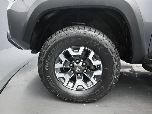 Used 2017 Toyota Tacoma TRD Off-Road w/ Premium & Technology Package AWD/4WD image 53