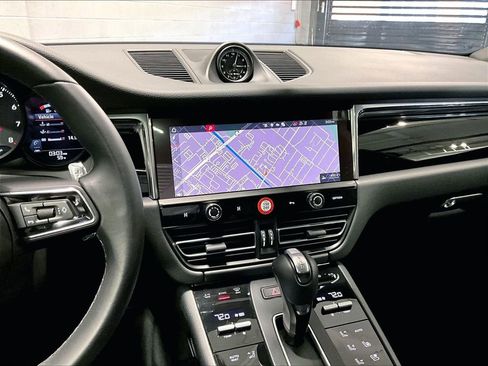 Used 2025 Porsche Macan image 10