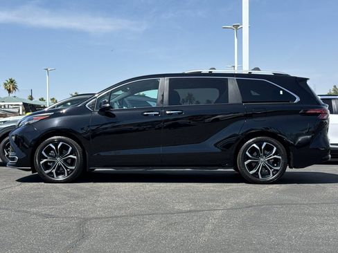 Used 2025 Toyota Sienna Platinum FWD image 6