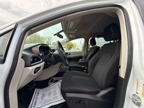 Used 2022 Chrysler Voyager LX FWD image 22