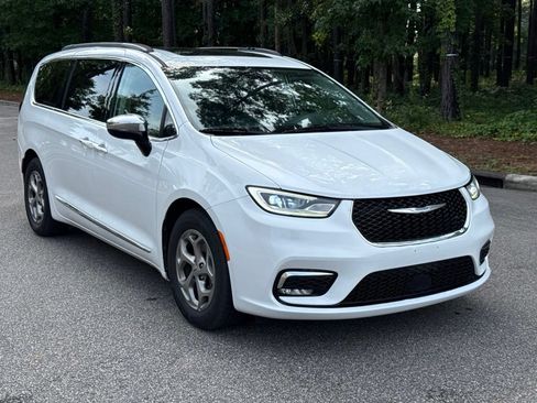 Used 2023 Chrysler Pacifica Limited FWD image 1