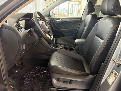 Used 2024 Volkswagen Tiguan SE w/ Panoramic Sunroof Package AWD/4WD image 5
